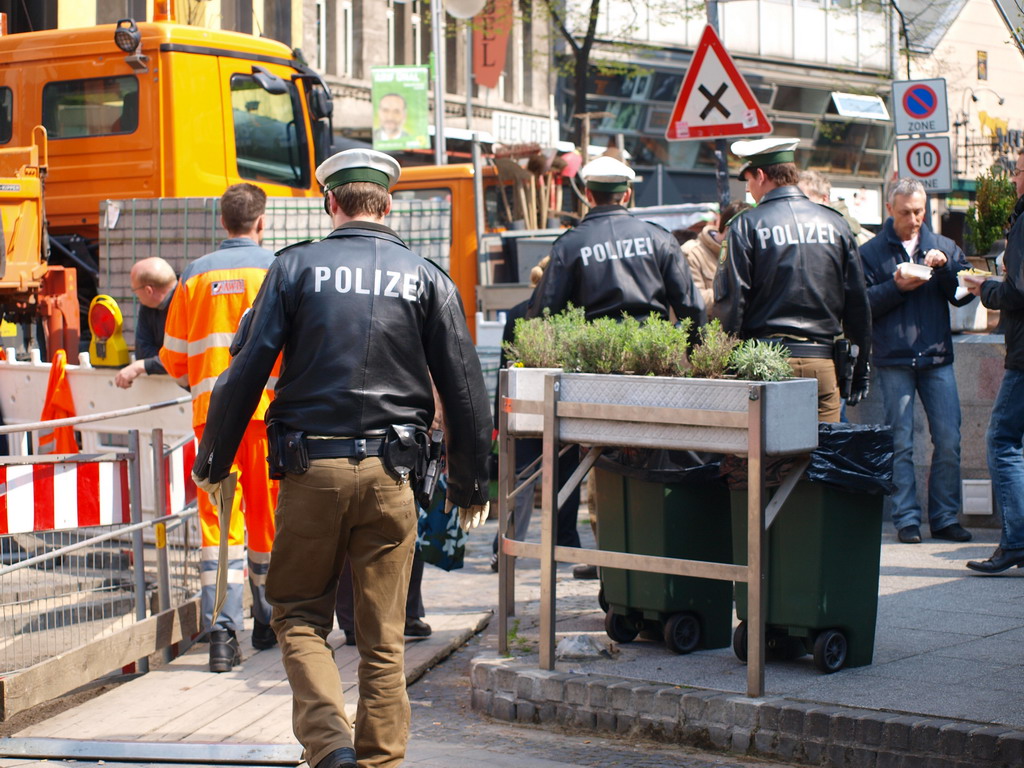 Suchmassnahmen am Koelner Neumarkt nach Raubueberfall im Parkhaus Wolfstr P18.JPG